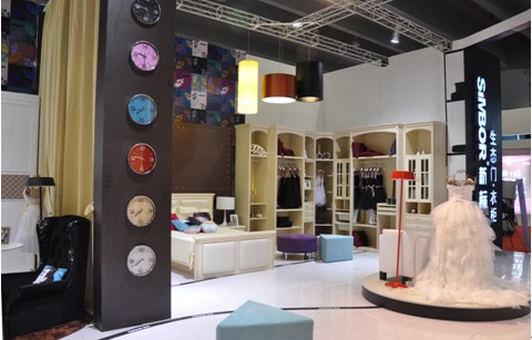 第十四屆廣州建博會:新標(biāo)家居“波普之風(fēng)”大受追捧(圖2) 第十四屆廣州建博會:新標(biāo)家居“波普之風(fēng)”大受追捧(圖2)