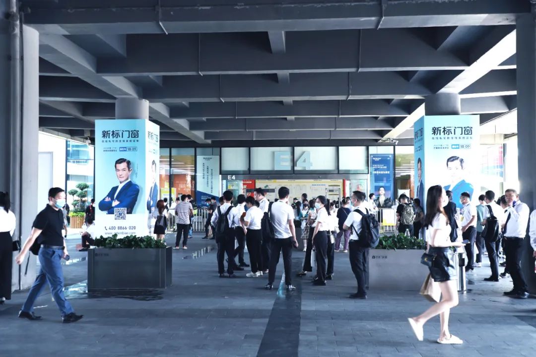 現(xiàn)場(chǎng)直擊 | 新標(biāo)門(mén)窗閃耀亮相廣州定制家居展，首日盛況盡顯標(biāo)桿風(fēng)范！(圖5)
